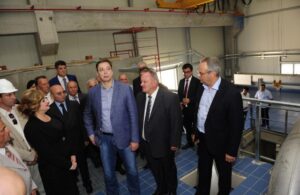 Crna Trava, 5. avgusta 2015 - Premijer Srbije Aleksandar Vucic (S) tokom posete farmi i mlekari Surik-Invest doo Leskovac u Travnom Preslapu SO Crna Trava. Vucic je danas u Leskovcu najavio velike investicije i posebne mere subvencija za razvoj juga Srbije u narednom periodu. FOTO TANJUG / TANJA VALIC / tj